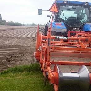 De rug wordt aangedrukt met de aanaardkap en aangedreven diabolorollen, zodat de kieming goed kan gebeuren en vocht voldoende opstijgt en beschikbaar is bovenop de rug. De ruggen zijn extra breed op de top: 6 cm breder dan normaal.