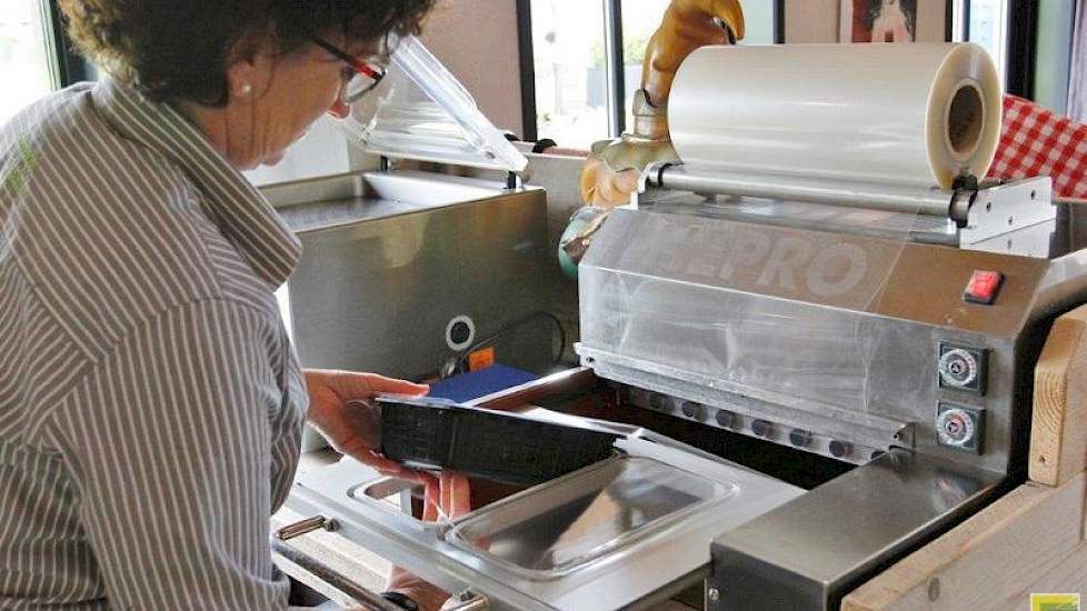Een deel van de asperges wordt vacuüm verpakt voor de verkoop in de winkel.