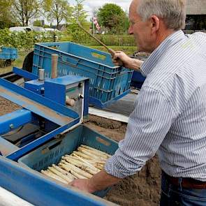 Iedere dag wordt volop gestoken om aan de vraag te kunnen voldoen.