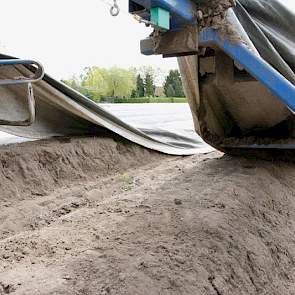 Na het steken legt de machine het plastic weer zorgvuldig over het aspergebed.
