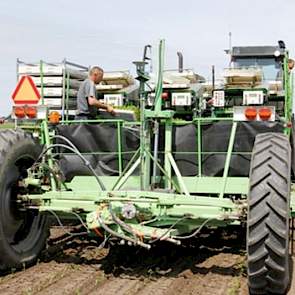 Zijn er bij een gangbare plantmachine 7 mensen nodig om te planten, bij de Vaalburg-planter slechts twee en bovendien is er geen trekkerbestuurder nodig. “En die medewerkers hoeven geen planten in de grond te zetten, maar alleen de trays met planten op de