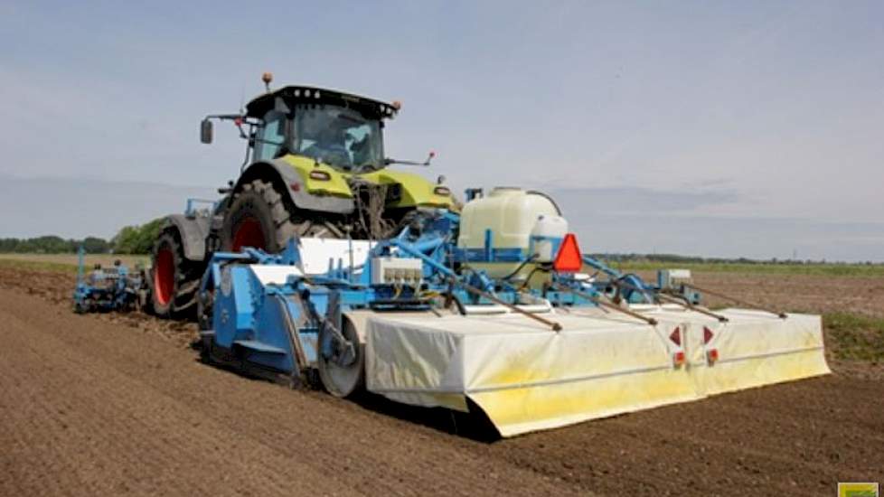 Knolselderij gedijt het beste in een goed plantbed. De bereiding daarvan wordt verzorgd door loonwerker Rob Valk, die hiervoor zelf een speciale machine heeft ontwikkeld. “Ted stemt de voorbereiding af met het planten”, zegt Nicoline. “Meestal planten wij