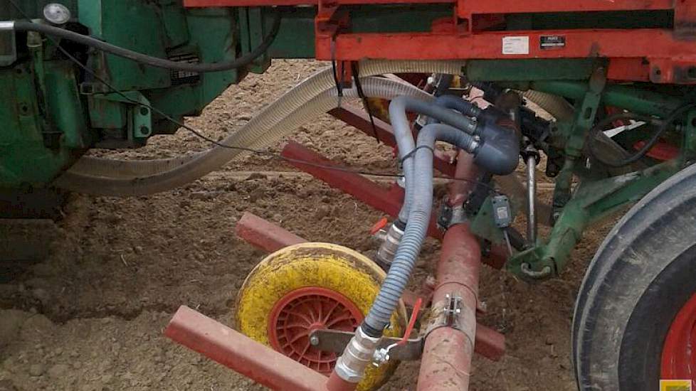 Het water komt in strookjes van 10 cm, pal boven het zaad, op de grond. Doel is het zaad, dat medio mei is gezaaid te laten kiemen. Cerfontaine heeft de precelen deze week drie giften van 4 mm per keer verstrekt, pal boven het zaad dat op 1,5 cm diepte li