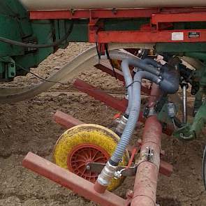 Het water komt in strookjes van 10 cm, pal boven het zaad, op de grond. Doel is het zaad, dat medio mei is gezaaid te laten kiemen. Cerfontaine heeft de precelen deze week drie giften van 4 mm per keer verstrekt, pal boven het zaad dat op 1,5 cm diepte li