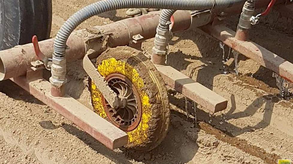 ij teveel water in één keer zou de grond dichtslaan en het jonge plantje niet of heel moeilijk door de bovenste laag heen kunnen groeien. Cerfontaine bewaterd op deze wijze met 8.000 liter circa 20 procent van de oppervlakte. Omgerekend wordt dus een gift