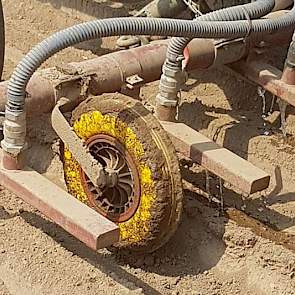 ij teveel water in één keer zou de grond dichtslaan en het jonge plantje niet of heel moeilijk door de bovenste laag heen kunnen groeien. Cerfontaine bewaterd op deze wijze met 8.000 liter circa 20 procent van de oppervlakte. Omgerekend wordt dus een gift