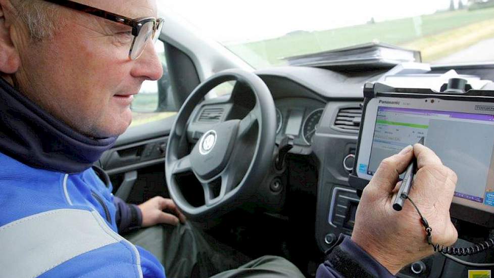 Na de controle noteert De Bakker zijn bevindingen op zijn tablet. In dit geval was alles in orde.