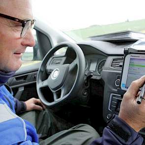 Na de controle noteert De Bakker zijn bevindingen op zijn tablet. In dit geval was alles in orde.