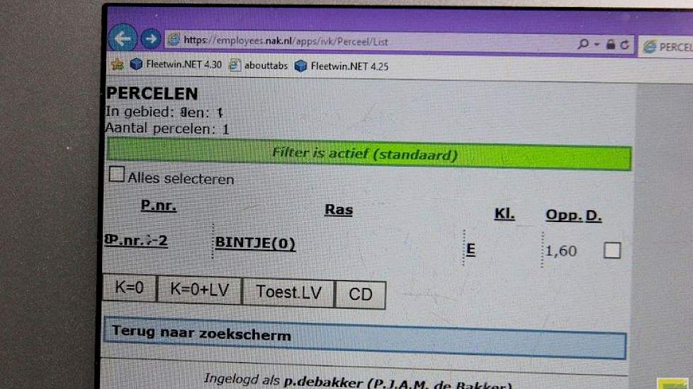 In de auto zoekt keurmeester Peter de Bakker de gegevens van de teler en het betreffende perceel op in zijn tablet.
