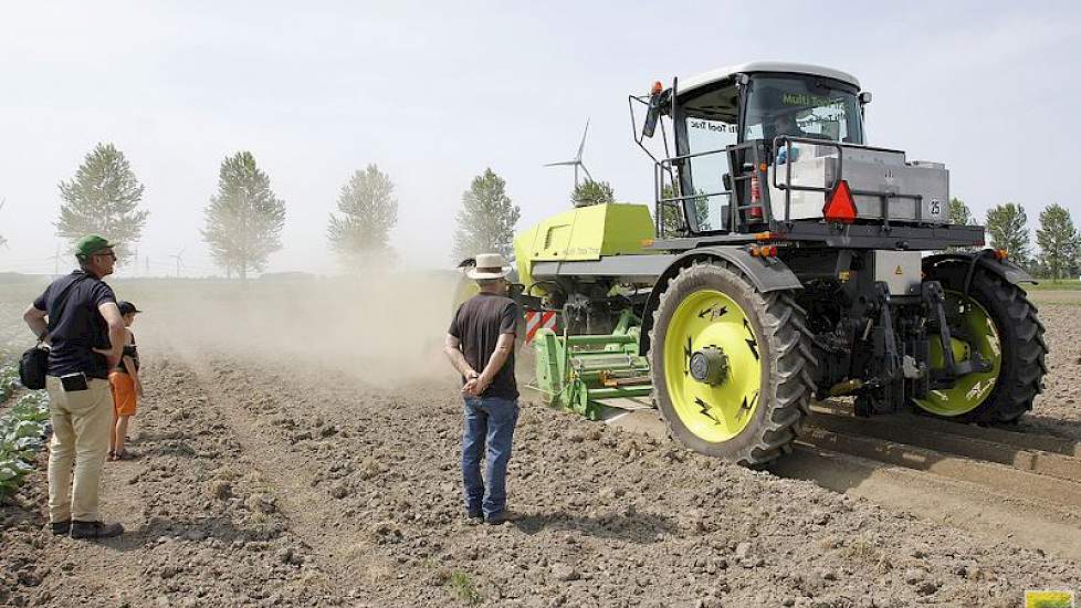 De MultiToolTrac is een elektrische werktuigdrager die, steeds uitgerust met andere werktuigen, precies kan werken op bedden. Binnen het Smaragd-project passen dergelijke machines en op de Biovelddag waren ook lichtere en kleinere en autonome trekkers en