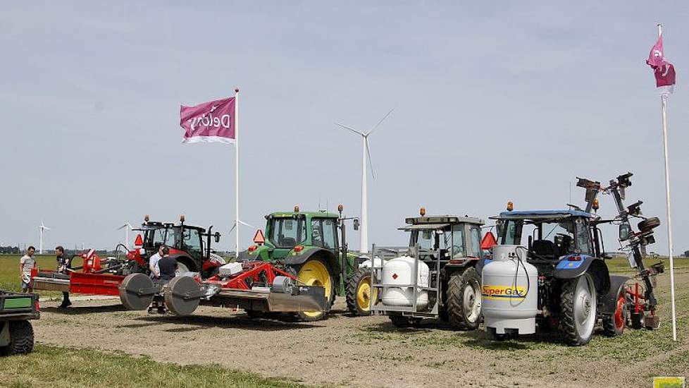 Voor loofbranden en onkruid bestrijden gebruiken biologische telers de techniek op de foto. De techniek wordt preciezer en er komt meer keuze. Delphy demonstreerde verschillende branders op de Biovelddag. In gangbare teelten is mechanische onkruidbestrijd