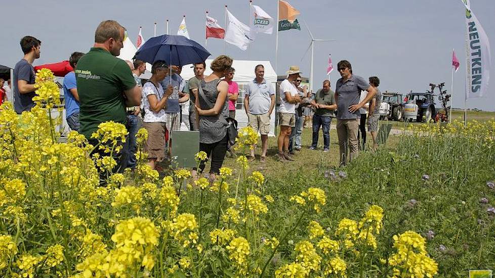 Sander Bernaerts van Naturim gaf uitleg over de resultaten met groenbemestersmengsels. Mengsels hebben een meerwaarde in de doorworteling en de opbouw van organische stof. Op een ander deel van de buitenpresentaties toonde het Wageningse onderzoek de moge