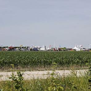 De bedrijven presenteerden zich op het veld achter de Broekemahoeve. Dankzij een verkoelend windje en schaduw van parasols en tenten was het goed uit te houden op de warme woensdag 21 juni.