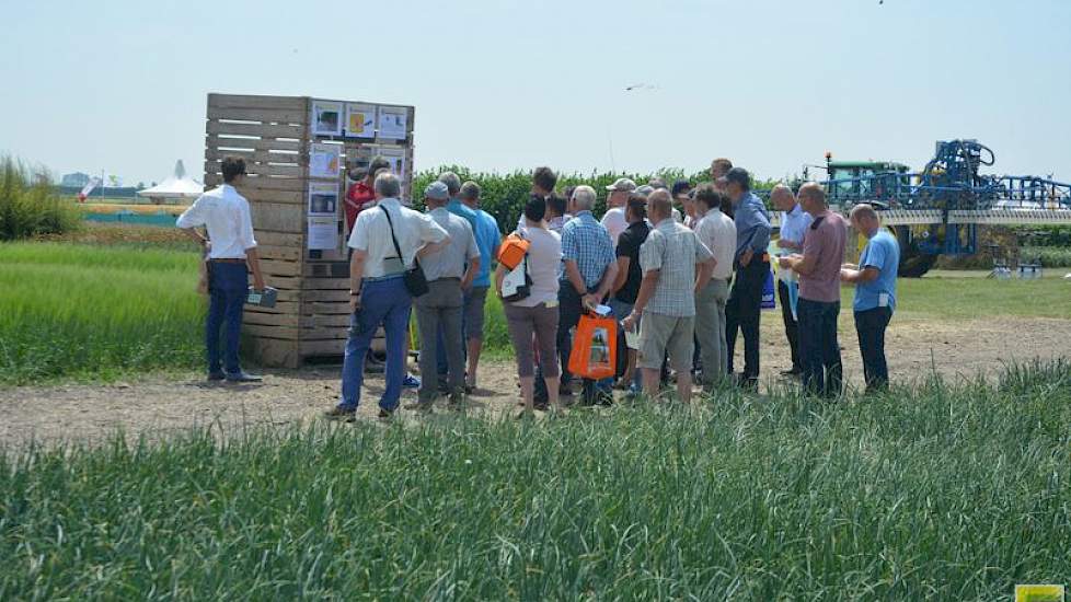 Bij de rondleiding voor het akkerbouwmatig telen van ruwvoer aandacht voor onder meer de teelt van voederbieten, (winter)veldbonen en eiwithoudende gewassen.