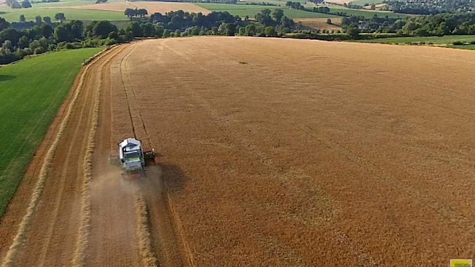 Kremer zet de gerst af bij Agrifirm. Loonbedrijf Steinbusch in Colmont verzorgt daarvoor de inname.