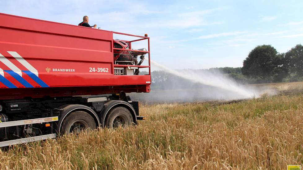 Om het vuur niet opnieuw te laten oplaaien spoot de brandweer de resterende tarwe nat.