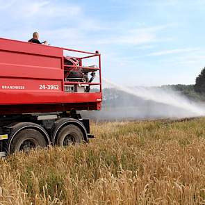 Om het vuur niet opnieuw te laten oplaaien spoot de brandweer de resterende tarwe nat.