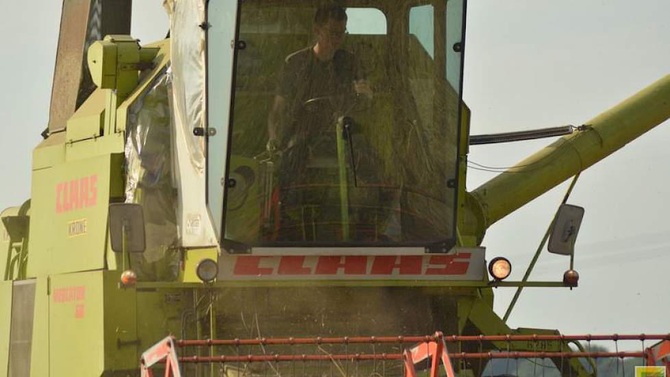 De combine was oorspronkelijk zonder cabine. Zoons Henk-Jan en Steven hebben vorig jaar zelf een cabine in elkaar gesleuteld van allerlei onderdelen. 'Eerder was het veel meer stofhappen', zegt Van der Struik senior.