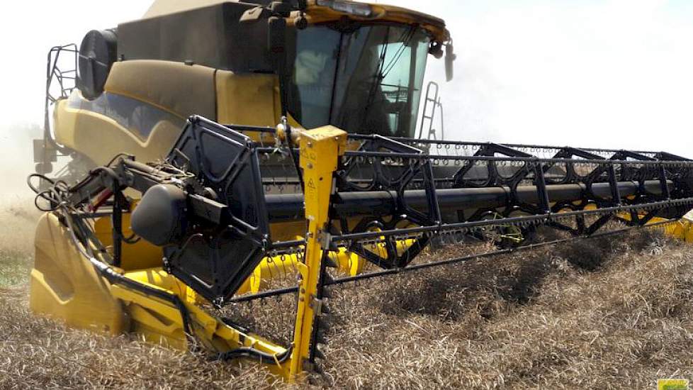 Het contrast kan bijna niet groter: van een kleine oude Mercator in Nederland naar grote moderne machines in Polen. Foto: Henk van der Struik