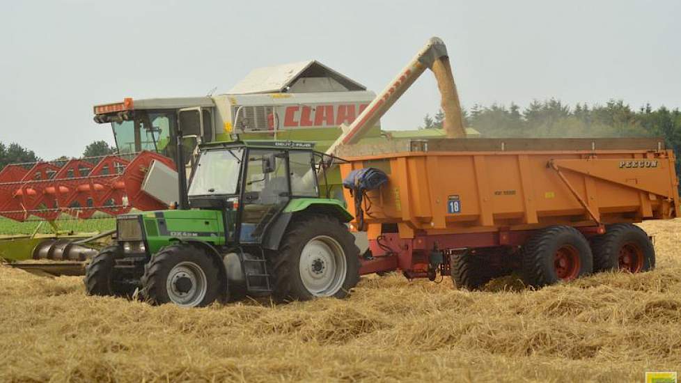 De gerst werd gelost in een kiepwagen van Oortwijn.