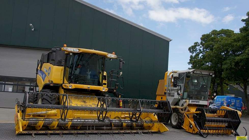 De smalle proefveldcombine van Loonbedrijf Sturm-Jacobs gaat het hele gebied van Noord-Frankrijk tot bovenin Groningen langs om de proefvelden te dorsen.