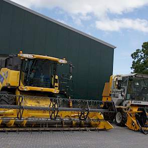 De smalle proefveldcombine van Loonbedrijf Sturm-Jacobs gaat het hele gebied van Noord-Frankrijk tot bovenin Groningen langs om de proefvelden te dorsen.