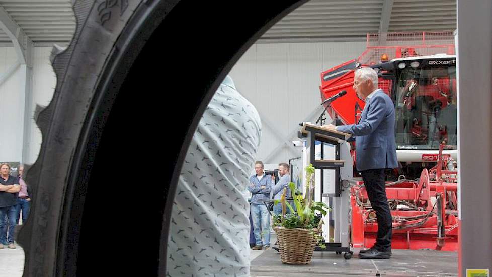 Directeur Johan Kos van Proeftuin Zwaagdijk spreekt zijn tevredenheid over de samenwerking met de familie Sturm-Jacobs. Toen drie jaar geleden de Oostwaardhoeve niet doorging met Proeftuin Zwaagdijk, kwam de samenwerking met Loonbedrijf Verbruggen in Wier