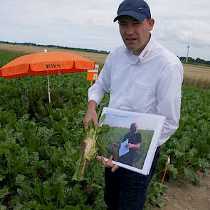 Marcel Arts van KWS laat bezoekers aan een demoveld zien hoe de vermeerdering in Italië gaat. Met twee mannelijke planten op elke zes vrouwelijke willen de zaadkwekers dat de schietende planten daar goed zaad maken. Ze zaaien bieten in augustus en planten