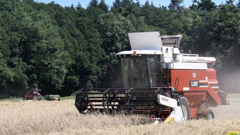 Terwijl Nibbeling nog volop aan het dorsen was, reed veehouder Bosman al rond met de stropers van John Deere.