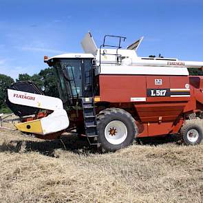 De combine, een Fiatagri Laverda L517 stamt uit 1995. De combine is van gepensioneerd loonwerker Jan Ambting. Het loonbedrijf is er niet meer, maar 'voor de hobby' werkt Ambting nog met zijn machines voor derden.