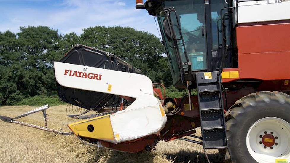 Het is een heel normale combine, zegt Ambting. 'Geen bijzonderheden, maar wel comfortabel.' De cabine is voorzien van airco en radio, wat het werken een stuk prettiger maak voor de loonwerker.