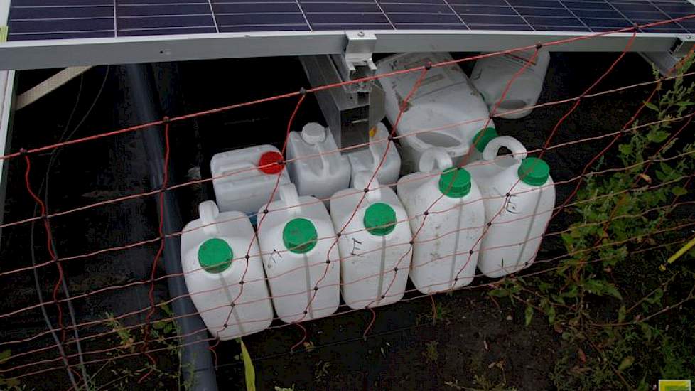 Op het perceel van Beijering krijgt het pootgoed dus ook plantversterkers, meststoffen en gewasbeschermingsmiddelen via de druppelleidingen. Nadeel van het zonnesysteem is dat bij het geven van toevoegingen op een bewolkte dag de zonnestroom onvoldoende k