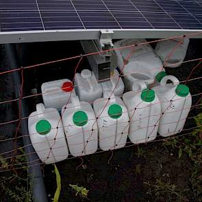 Op het perceel van Beijering krijgt het pootgoed dus ook plantversterkers, meststoffen en gewasbeschermingsmiddelen via de druppelleidingen. Nadeel van het zonnesysteem is dat bij het geven van toevoegingen op een bewolkte dag de zonnestroom onvoldoende k