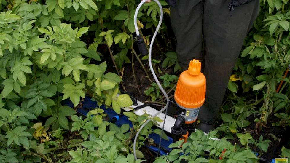 In de aardappelen voegen de onderzoekers ook meststoffen, plantversterkers en gewasbeschermingsmiddel toe. Daarvoor is een aparte pomp per proefveld nodig.