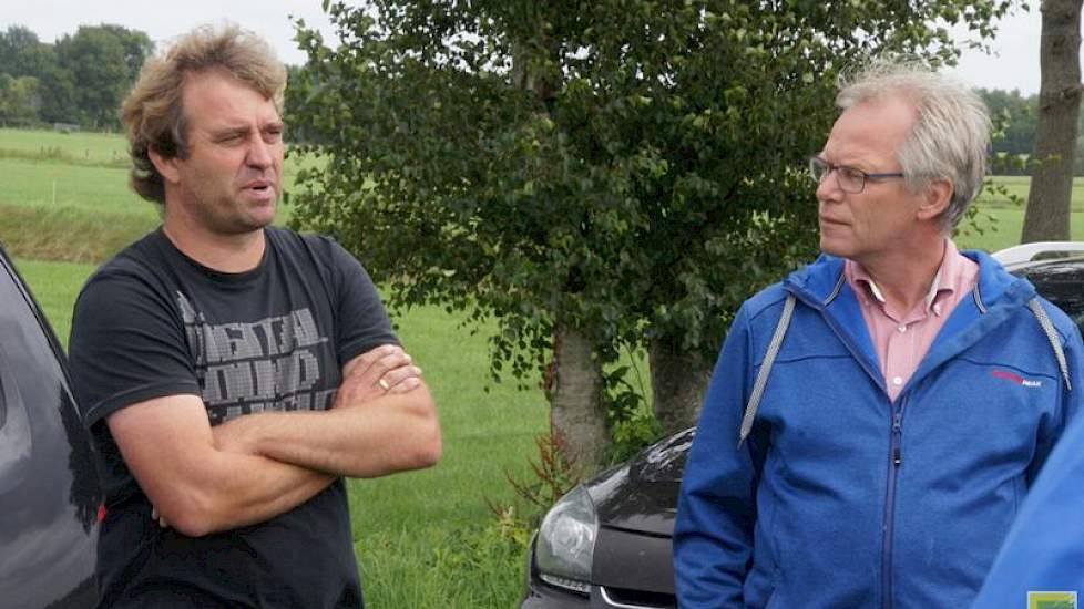 Lelieteler Edwin Nieuwenhuis (links) wil doorgaan met de toepassing van de druppelirrigatie. De vorstbescherming is een handige bijwerking.