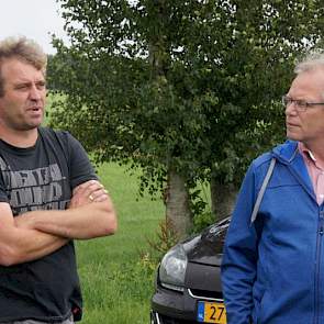 Lelieteler Edwin Nieuwenhuis (links) wil doorgaan met de toepassing van de druppelirrigatie. De vorstbescherming is een handige bijwerking.