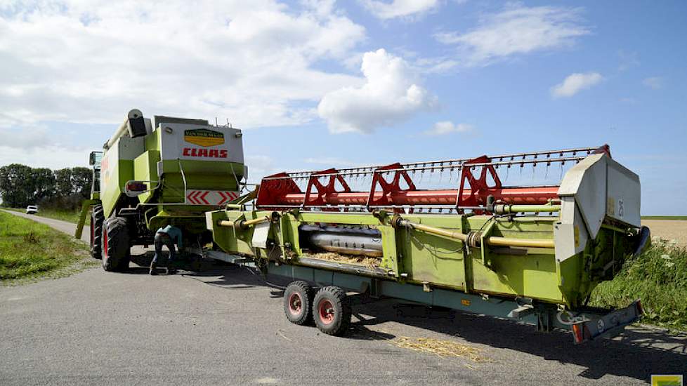 De  bek kan achter de combine. „Het is een kwartier rijden naar de volgende klant”, zegt Boone.