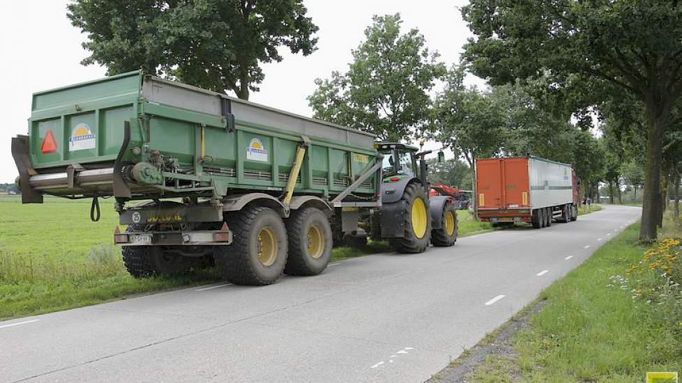 Om de peen direct in de vrachtauto’s te kunnen laden gebruikt het bedrijf een hooglosser waar 12 ton peen in kan.