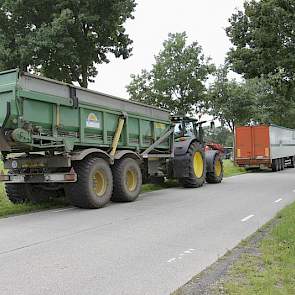 Om de peen direct in de vrachtauto’s te kunnen laden gebruikt het bedrijf een hooglosser waar 12 ton peen in kan.