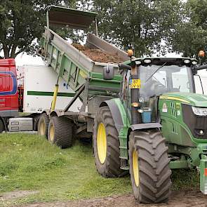 De hooglosser brengt de oogst naar de vrachtauto’s. Die kunnen zo’n 35 ton peen per rit meenemen.