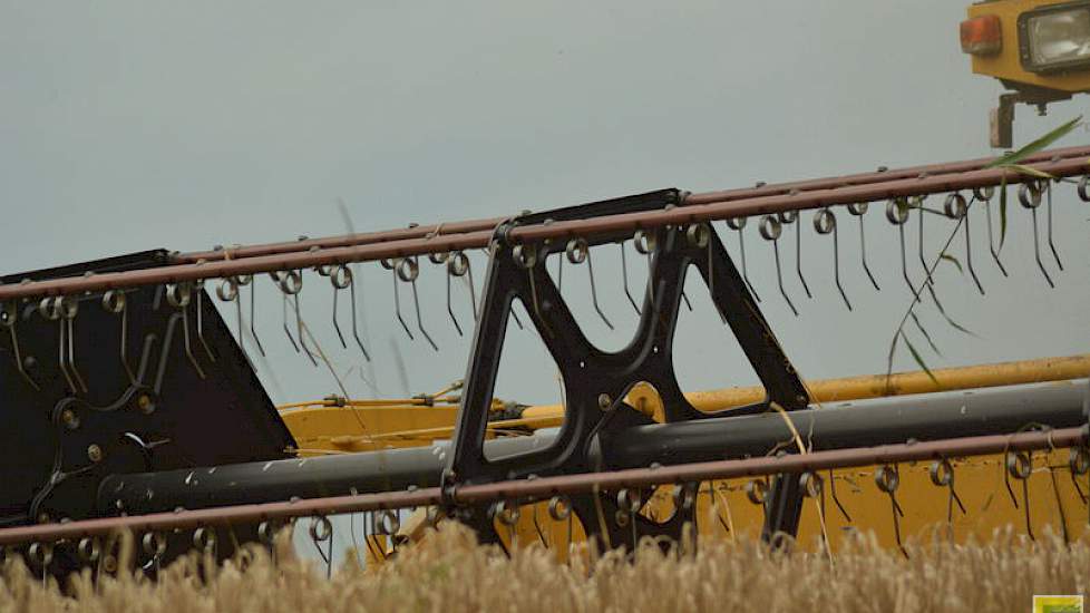 De New Holland heeft een bek van 4,5 meter breed. Per uur schat Hooiveld dat hij 1,5 tot 2 hectare kan doen. „Als alles mooi loopt kan ik in zes of zeven dagen alles doen.”