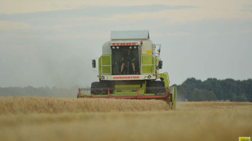 De hoeken en kopakkers nemen even wat meer tijd, maar als de lange en rechte banen daarna gedaan kunnen worden, gaat het met 2 hectare per uur voort.