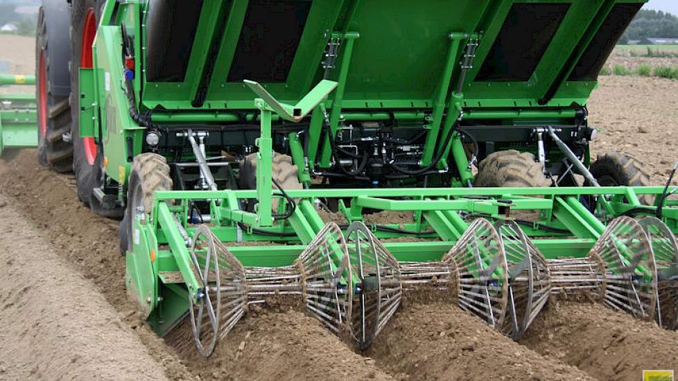 De machine met gitterrollen zorgt voor ruwere ruggen die meer water infiltreren, en minder kans geven op scheurvorming door droogte. Over de trekkracht bij het poten en erosie door wind.