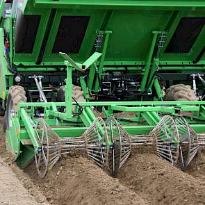 De machine met gitterrollen zorgt voor ruwere ruggen die meer water infiltreren, en minder kans geven op scheurvorming door droogte. Over de trekkracht bij het poten en erosie door wind.