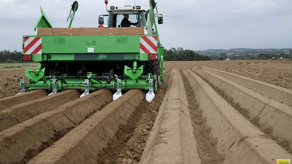 De machine met normale aanaardkap maakt gladde ruggen, waarop de wind invloed heeft, waar het regenwater afloopt en waar eerder scheurvorming optreedt.