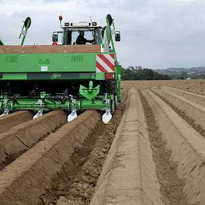 De machine met normale aanaardkap maakt gladde ruggen, waarop de wind invloed heeft, waar het regenwater afloopt en waar eerder scheurvorming optreedt.