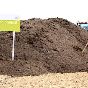 De compost uit GFT kost op het moment 7 euro per ton. Gemiddeld is 20 ton per hectare wenselijk. ‘Maar deze leverancier van organische stof levert 10 procent meer opbrengst in consumptieaardappelen en suikerbieten.’ Akkerbouwer Sylvain Wimmers uit Wijnand