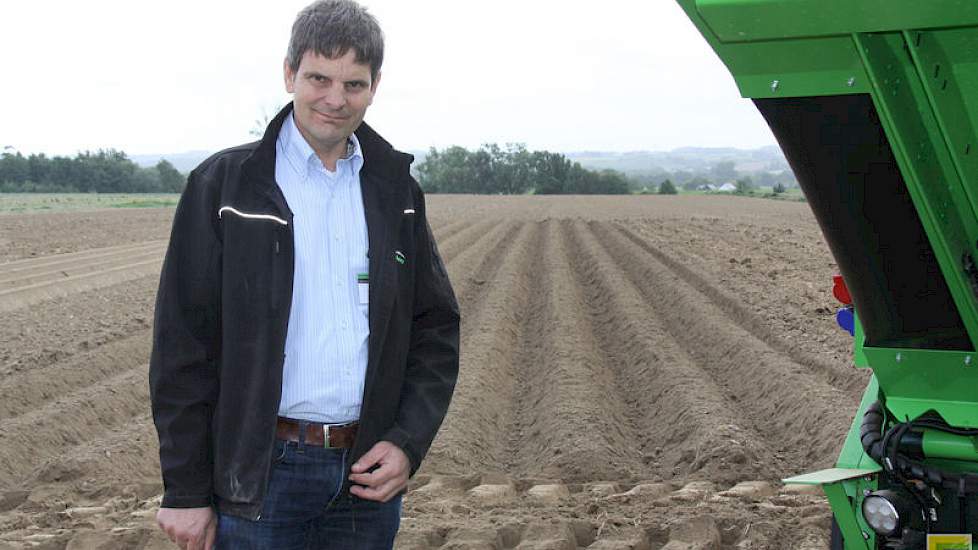Frank Maas, vertegenwoordiger van AgriMaas, over de combinatie van een ouderwetse aanaardkap met de gitterrollen: ‘Ook is er minder trekkracht nodig bij het poten van de aardappelen’.
