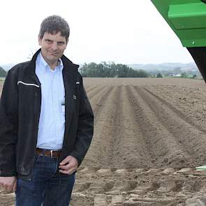 Frank Maas, vertegenwoordiger van AgriMaas, over de combinatie van een ouderwetse aanaardkap met de gitterrollen: ‘Ook is er minder trekkracht nodig bij het poten van de aardappelen’.