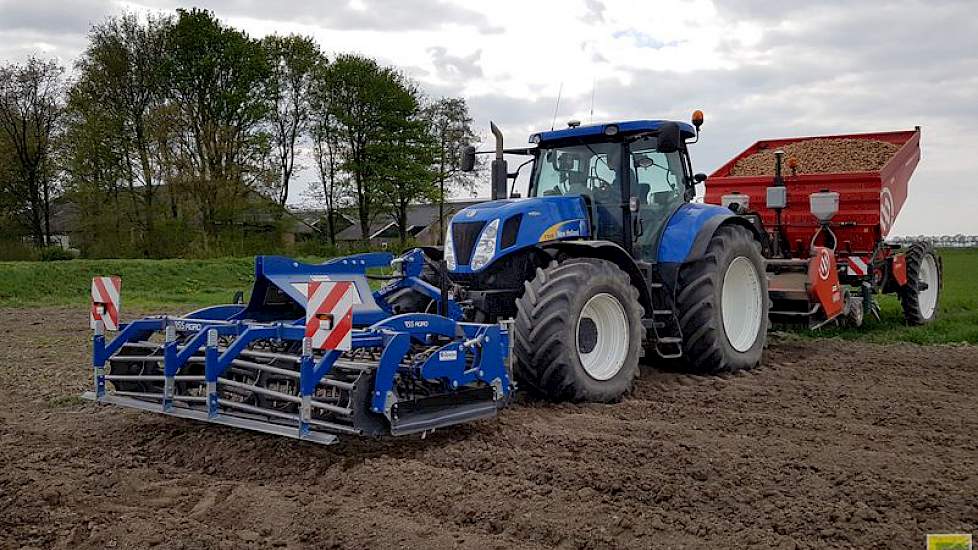 De aardappelen worden gepoot op het proefveld